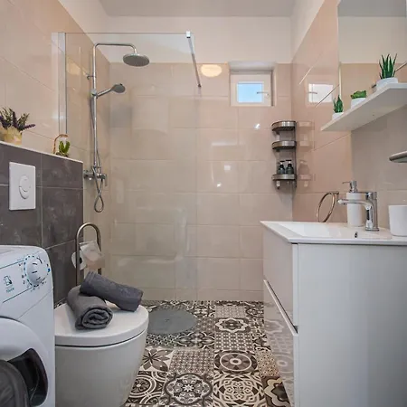 Rozarija تروغير